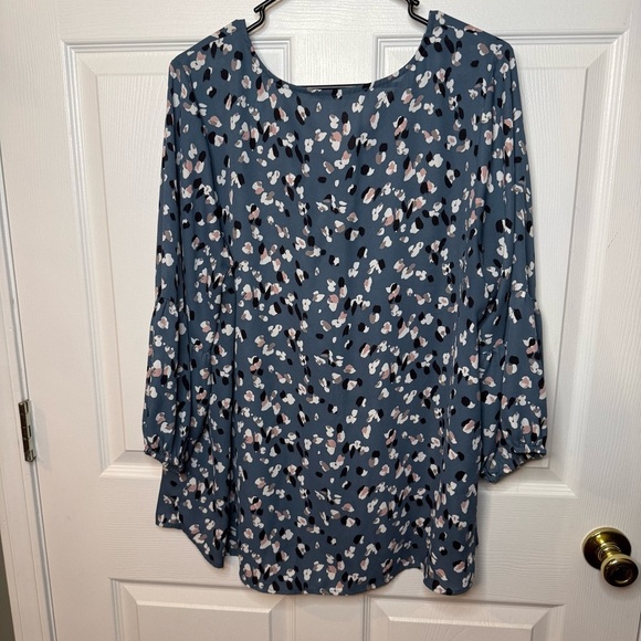 Collective Concepts Womens Long Sleeved Flowy Blouse with Abstract Pedal Design - Picture 4 of 6